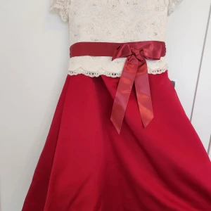 Barnklänningar - Tre klänningar I mycket bra skick, bara använd enstaka gånger  Den lilla vita ca 4-6 månader: 250kr  Stora vita ca 6-7 år: 350kr Röda ca 5-6 år: 350kr Storlekarna står ingenstans på klänningarna och därav är dessa storlekar bara gissningar från när jag använde de för flera år sedan.