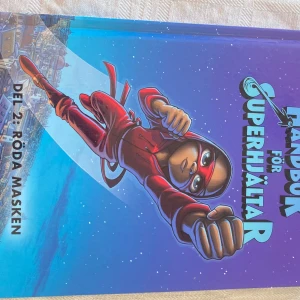 Handbok för superhjältar: Del 2. Röda Masken - Fartfylld och spännande tecknad bok om en tjej som blir superhjälte. Perfekt för dig som gillar action, äventyr och coola hjältar! Snygga illustrationer och lättläst format gör den extra rolig för unga läsare.