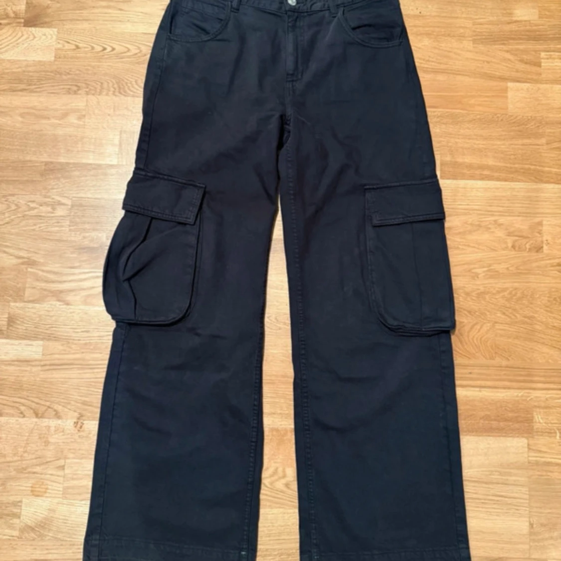 Svarta cargobyxor med bred passform