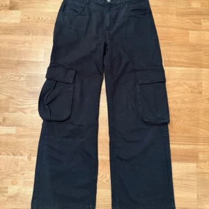Svarta cargobyxor med bred passform - Passar perfekt om man är lång, är 178