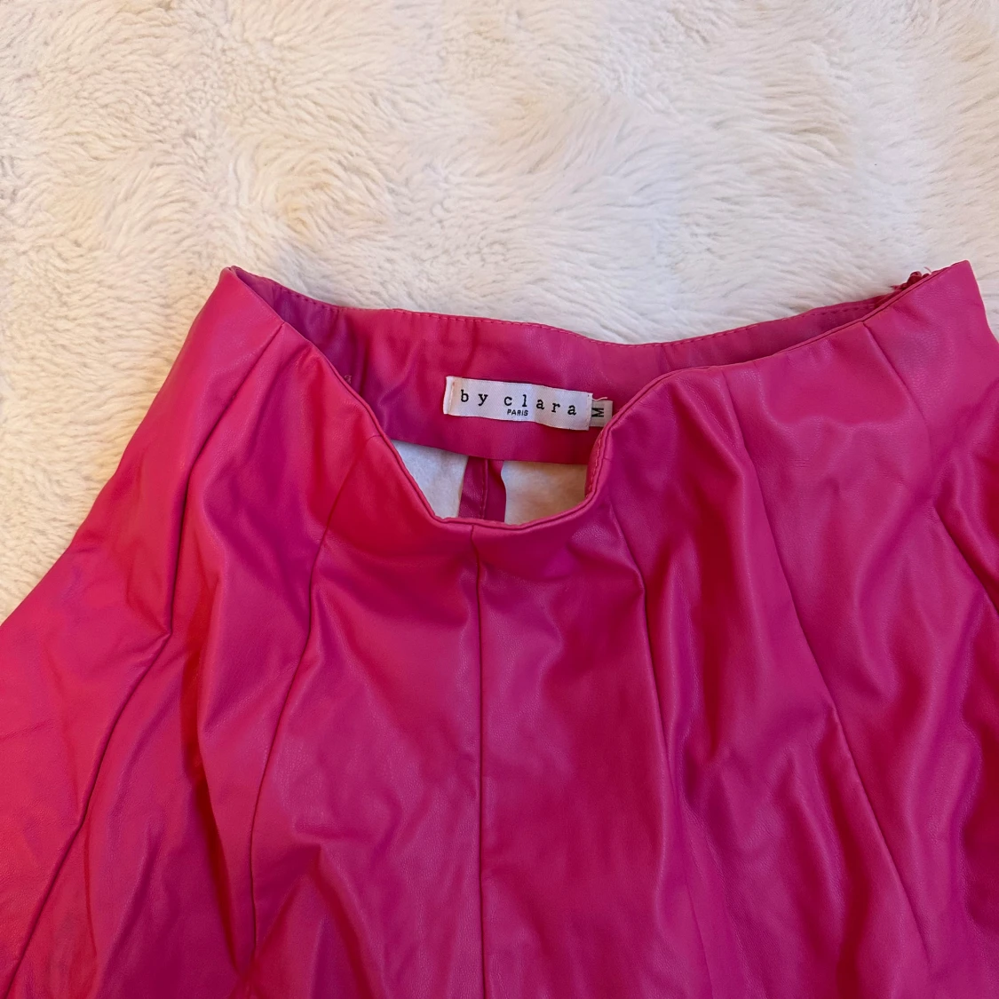 Rosa kortkjol i skinnimitation by Clara - 1