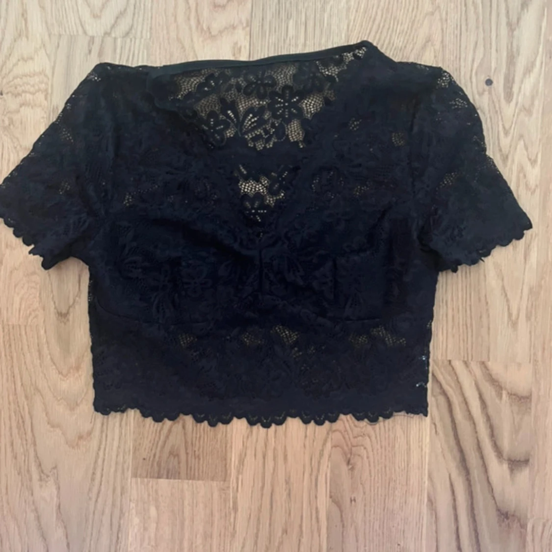 Svart spetsig croppad blus