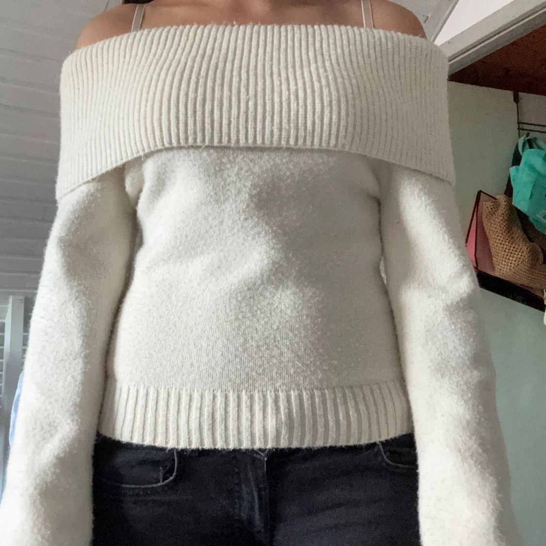 Offshoulder vit stickad tröja