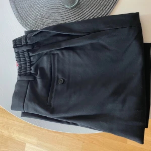  Uniqlo pleated pants svart M - Helt nya med prislapp kvar