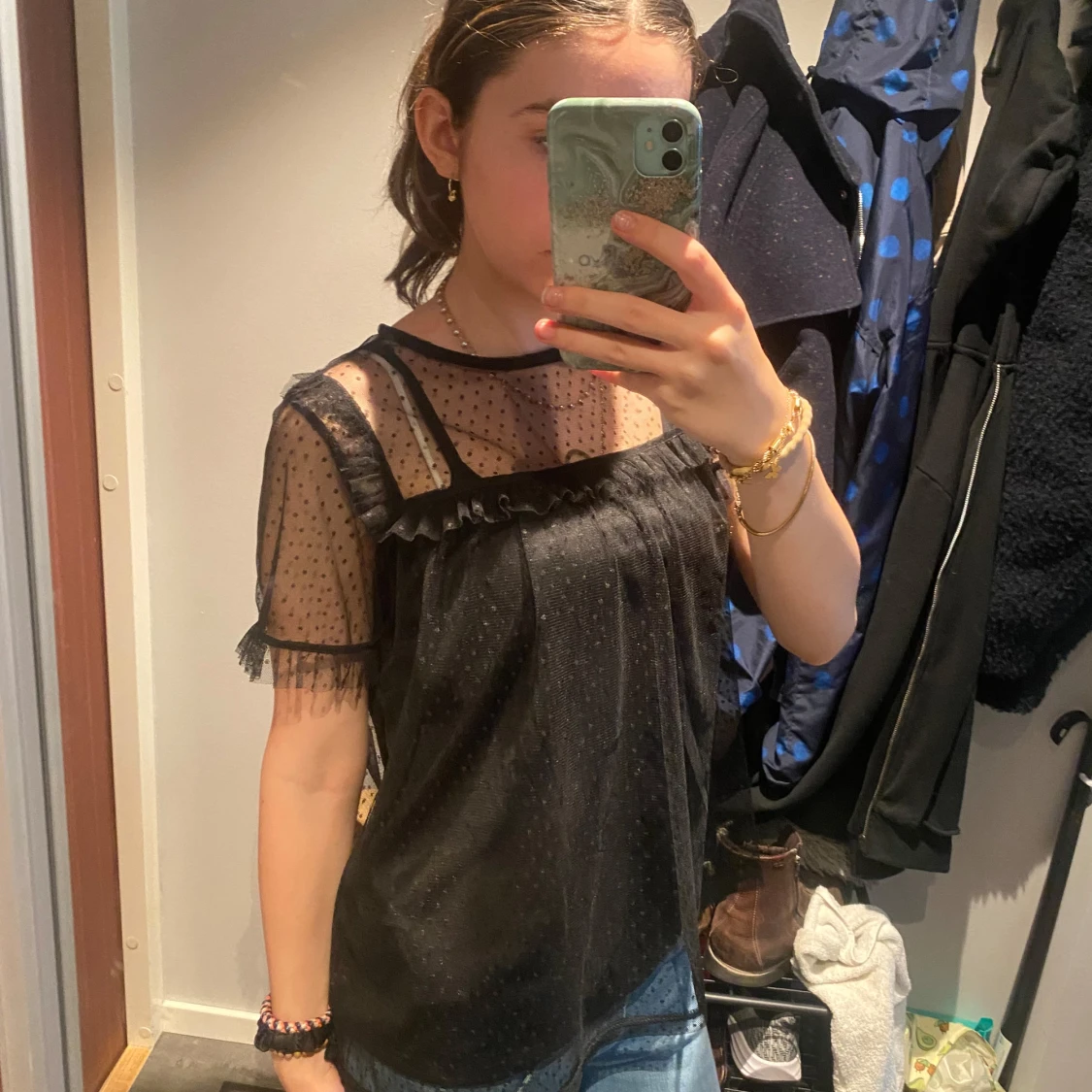 Svart prickig meshblus med volang