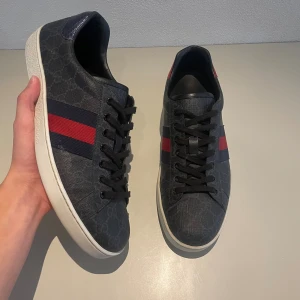 Gucci ace  - Sjukt feta Gucci skor i extremt fint skick nästintill nya med skorna Kommer originalbox,Dustbag och kort priset är ej hugget i sten och det är bara att höra av dig vid frågor och funderingar 