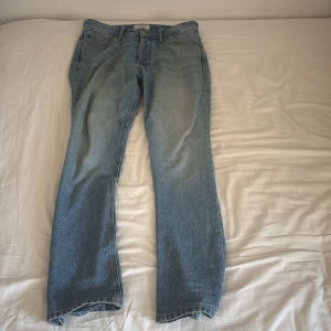Jack & Jones  ljusblå jeans 28/32 - Klassiska Jack & Jones jeans i ljusblå tvätt med raka ben och normal passform. Jeansen har fem fickor, knappgylf och är tillverkade i slitstarkt bomullsjeans. Perfekta för en avslappnad och tidlös look.