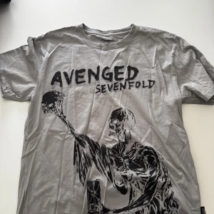 Avenged Sevenfold konsert merch  - Köpte denna i Dalhalla i somras, säljer denna då den inte används och kanske var någon där ute som vill ha deras merch :D