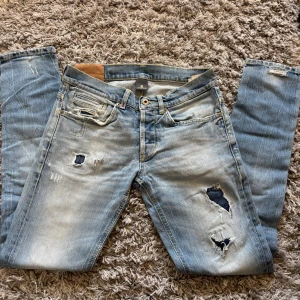 Ljusblå slitna jeans från Dondup, stl 32 - Säljer ett par ljusblå jeans från Dondup, knappt använd i storlek 32