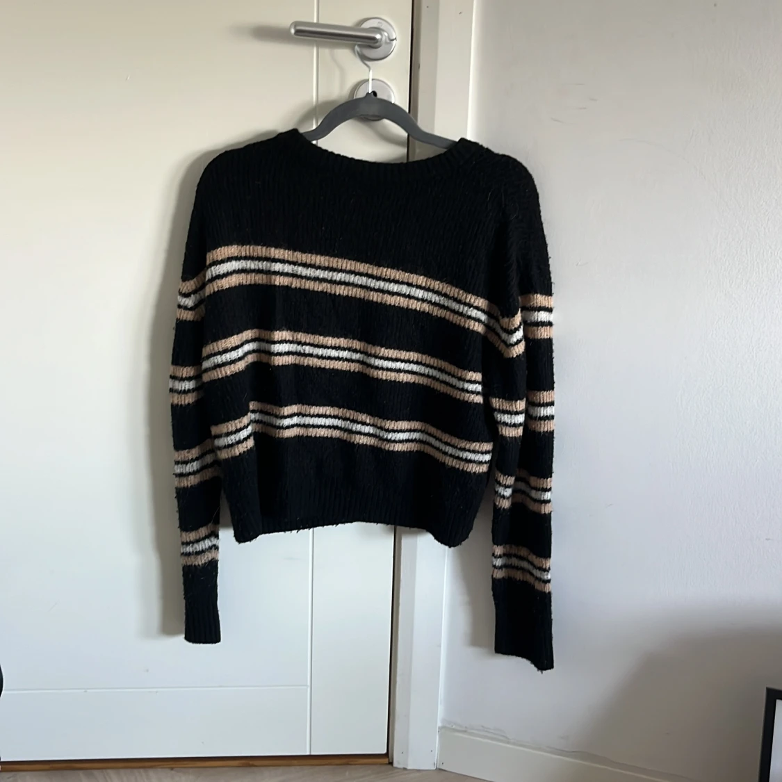 Svart randig stickad tröja - 1