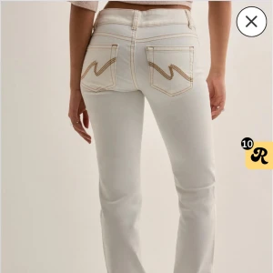 SÖKER!!! - Söker dom här jeansen i storlek 32/34!!!