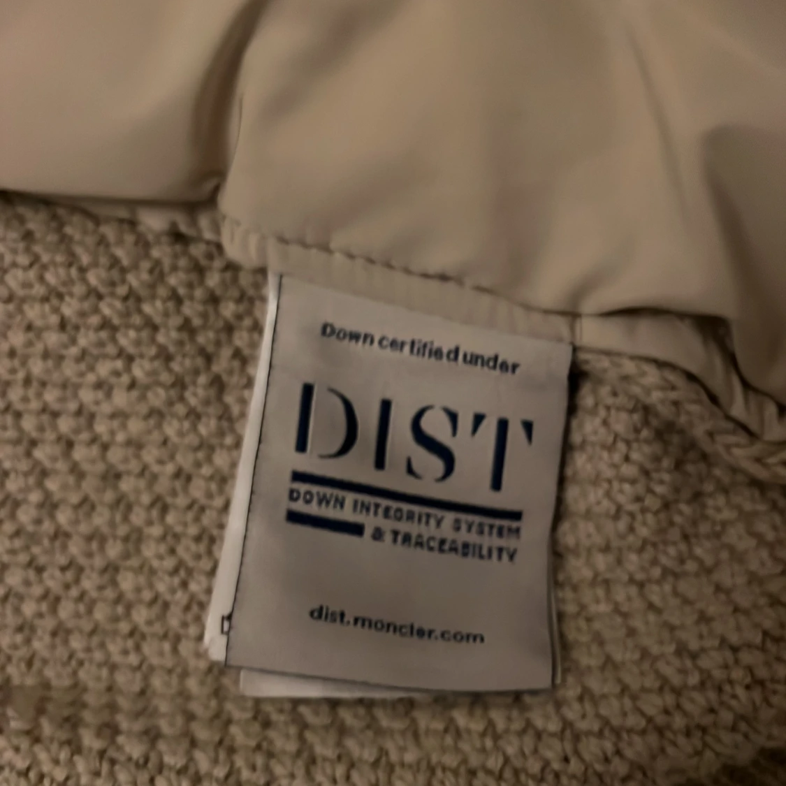 Beige Moncler dunjacka med stickade ärmar - 2