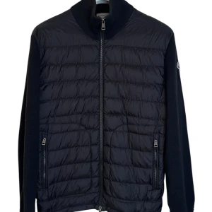 Moncler cardigan  - Moncler tricot cardigan, storlek Xl nya säsongen. Som ny 9/10. Pris 4490kr. Finns att köpa på våran hemsida, Fashionels.com