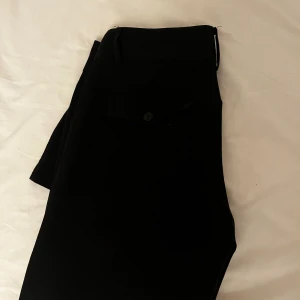 Lågmidjade Kostymbyxor  - Fina lågmidjade konstymbyxor från Gina. Passar dig som har både S och M i byxor 🩷