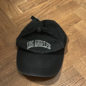 Keps - Supersnygg keps där det står Los Angeles på, älskar den men får inte så mycket användning för den