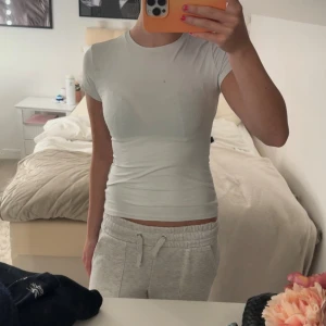 Vit tajt T-shirt  - Vanlig basic vit T-shirt från hm❤️