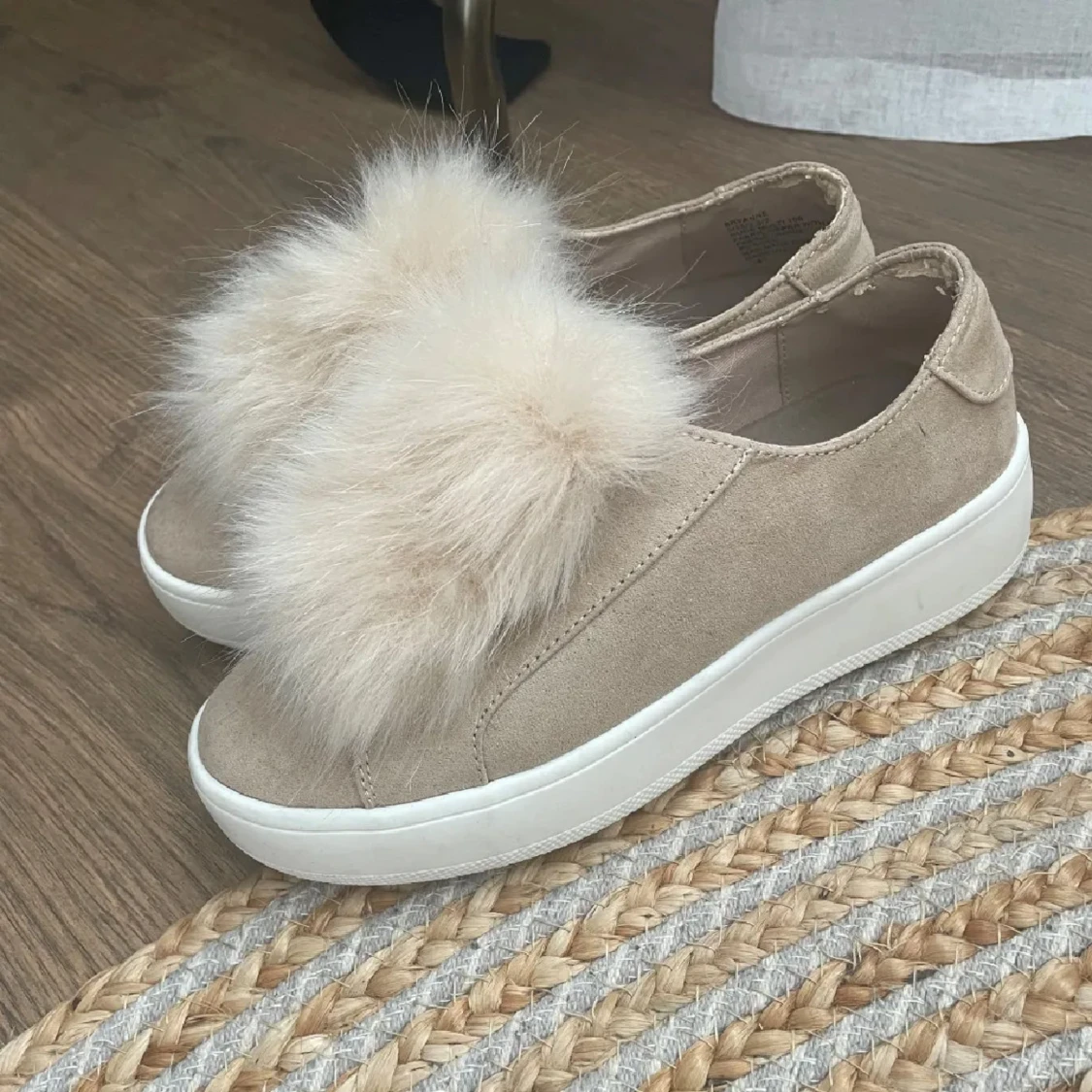 Beige sneakers med fluff från Steve Madden