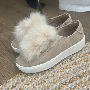 Beige sneakers med fluff från Steve Madden - Snygga beige mocka sneakers från Steve Madden med päls❤️ storlek 35, pris kan diskuteras vid snabb affär