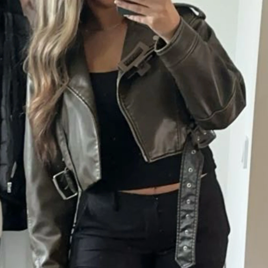 Olivgrön skinnjacka med bälte