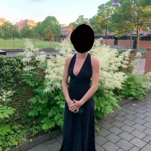 Balklänning! - Säljer nu en utav mina balklänningar,aldrig använd då jag köpte en Annan❤️den är svart och går att knyta på flera olika sätt så kan användas till fler tillfällen än bara bal!! Storlek och längd går att ändra i och med att du kan knyta banden hur du vill. Passar allt från xs-M