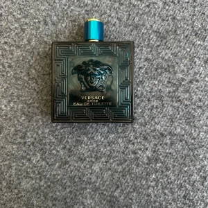 versace eros edt 200ml - ca 1/3–1/4 kvar. flaska i fint skick, doften fräsch och välbevarad.