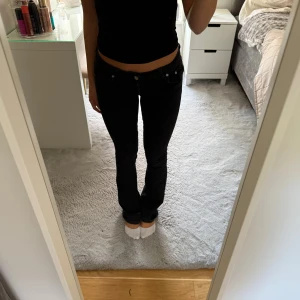 Svarta bootcut jeans låg midja - super low waist, från nelly, säljs inte längre. bra skick !