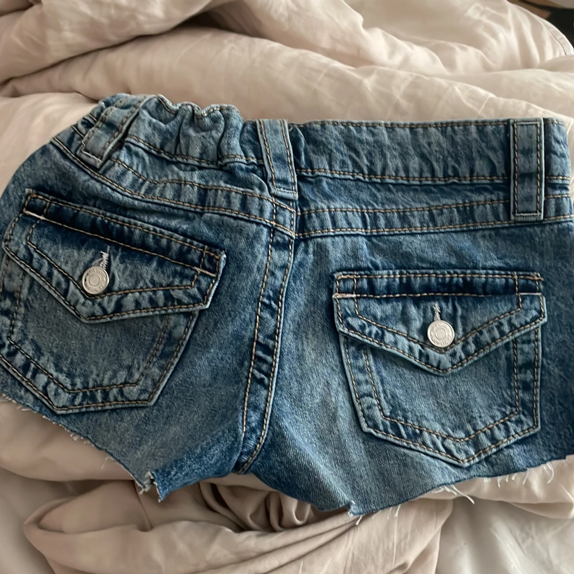 Blå jeansshorts från Gina Tricot - 1