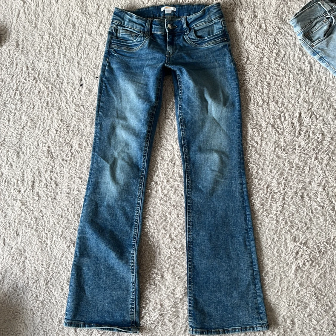 Blå bootcut jeans från Ginatricot - 1
