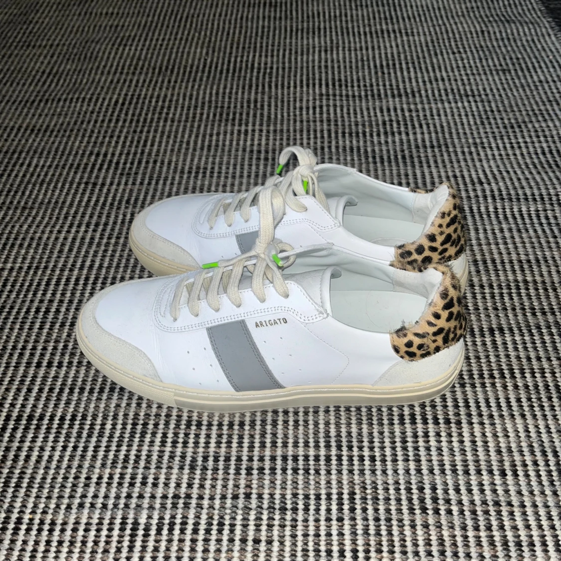Arigato sneakers med leoparddetalj