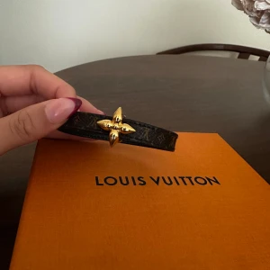 Louis Vuitton armband - Supersnyggt LV armband, limiterad edition så finns inte längre att köpa. Kvitto medföljer. Nypris 3250kr. 