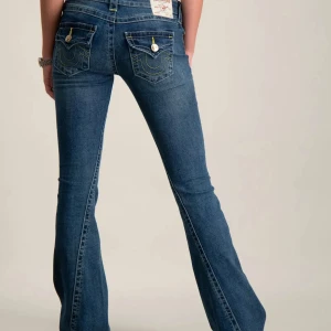 Low waist jeans - Knappt använda så är i ny skick. Jeansen är uppsydda i butik för mig som är 165 🩷 skriv vid funderingar svarar på allt, pris kan såklart diskuteras och skriv för flera bilder (storlek 24) Köpta för 1399 kr🩷🩷