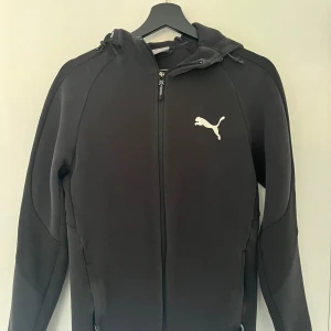 Puma hoodie  - Använd bara 10 till 15 gånger tycker inte om hur den ser ut på mig lägre👍