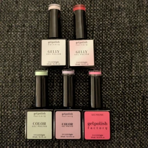 Gel polish/gellack kräver uv-ledlampa -  Nya och oanvända! Ord. pris 85 kr/st. Se bild på färgerna på andra bilden som är tagna från nätet. Gel polish factory - my milkshakes, lavender land, lipgloss, matcha soft serve, ken's girlfriend. 
