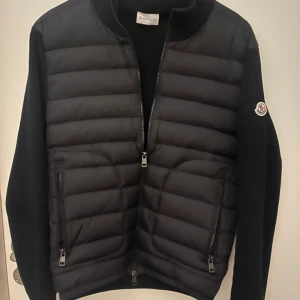 Moncler cardigan - Jag har haft på mig den 4-5 gånger  / den är ny förutom de köpte 2 månader sen