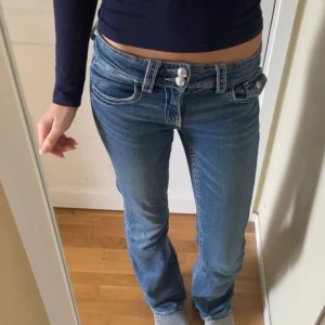 Low waist jeans  - Lågmidjade jeans från gina young i storlek 158 TALL, jag är 167 och på bilden ser ni hur perfekt dom sitter på mig! Använda ganska mycket därav det slitna där nere men absolut inget som syns!! jätte söta men använder inte alls längre!💗