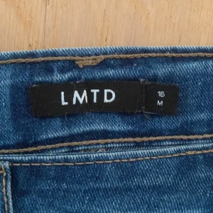 Baggy jeans från LMTD - Snygga baggy jeans från LMTD, mycket bra skick. Storlek M men funkar för S också 