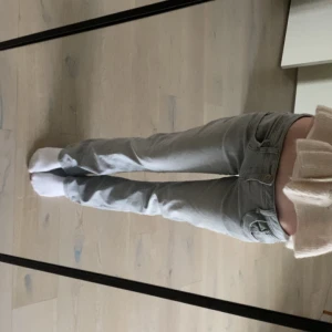 Gråa lågmidjade LTB jeans - “LTB VALERIE - Jeans bootcut - grey denim” lågmidjade LTB jeans storlek w28 l30 säljer pga de är väldigt stora på mig och har vuxit ur dem köpta på zalando för 800kr.