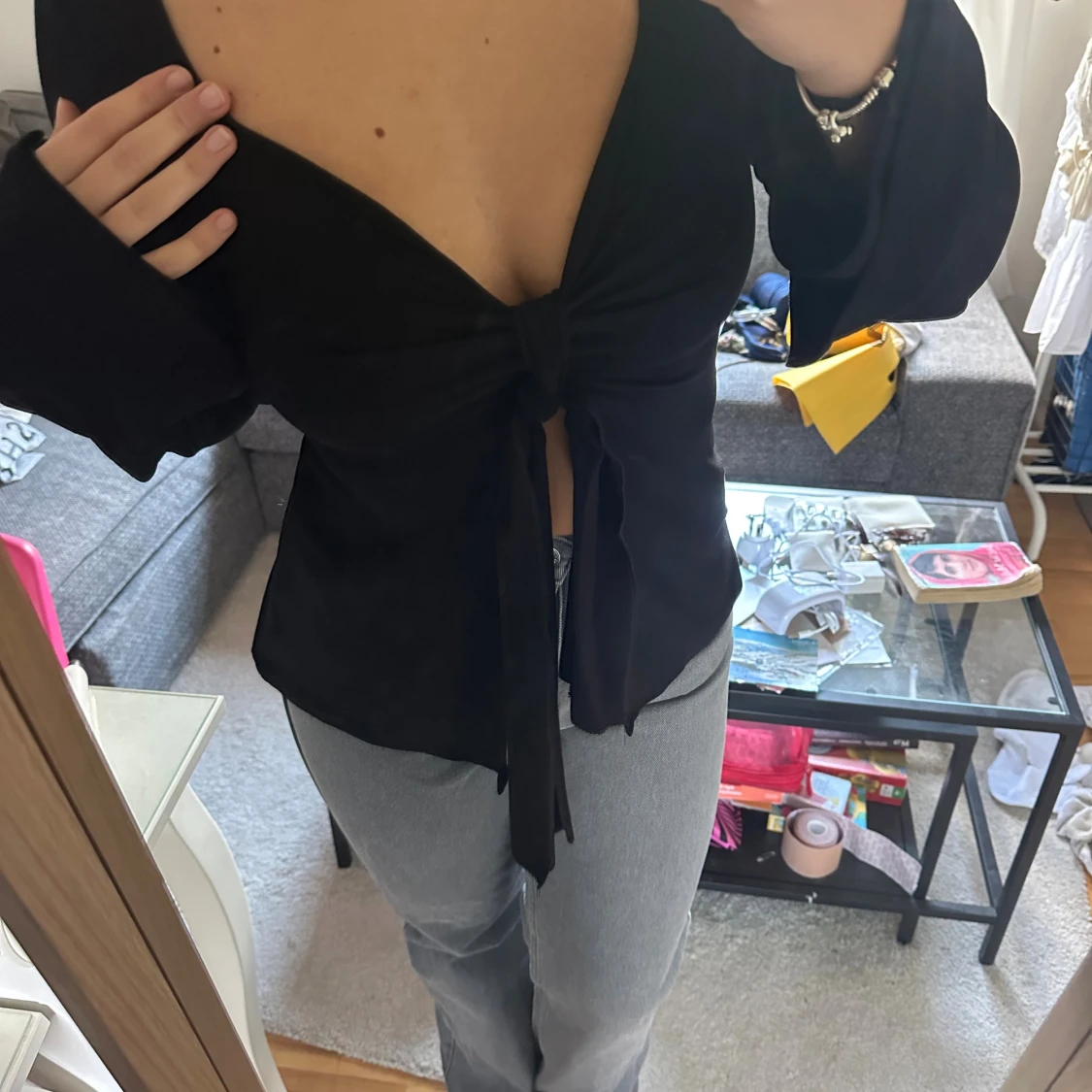 Svart omlottopp med knyt och v-ringning - 1