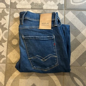 Replay Hyperflex  - Tja, säljer mina blåa replay byxor dom är i ny skick förutom lapppen inuti som är bort tvättad dom är. Storleken är 33/32 och modellen är anbass som är slimfit dom är dessutom i hyperflex, skriv vid minsta fundering.