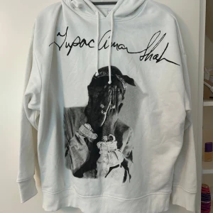 Vit 2Pac hoodie med tryck - Säljer en vit hoodie från 2PAC, storlek XS (passar S också) för 150kr. Använd 1 gång. 
