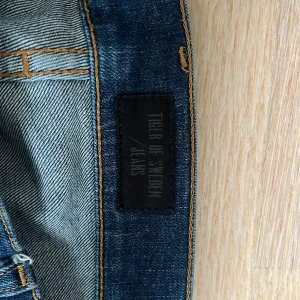 Tiger of Sweden blå jeans Pistolero - Snygga blå jeans från Tiger of Sweden i modellen pistolero. Straight jeans som sitter perfekt och är extremt sköna. Kostar 1900 nypris och är använda i cirka 4 månader lite då och då.