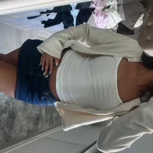 Beige kofta  - Säljer en beige kofta ifrån Gina tricot super fint skick och pass form! Går att ha till allt och materialet är bra kvalitet det är i viscose så den är bra nu till vintern osv