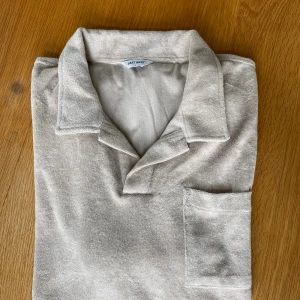 Beige frotté t-shirt från East West - Helt ny och oanvänd tröja från East west.   Rensar ur min garderob från en hel del oanvända kläder🌼 Om du ser något mer i min profil som du gillar så skickar jag med det till dig också!😊 Fler kläder kommer! 