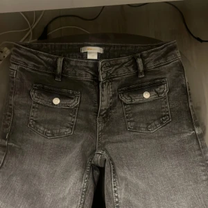 jeans  - gråa jeans ifrån gina. är i stoleck 158. passar mig perfekt som är 162.