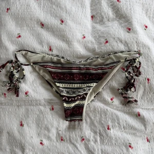 Bikini underdel  - Skitsnygg underdel som bara är testad aldrig använd. Går att knyta i sidorna så storleken går lite att bestämma själv. Lågmidjade och sitter snyggt bak till. 