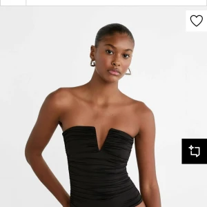 svart topp - säljer min topp köpt på zalando den är i storlek S men hade också passat xs skulle jag säga skriv om ni är intresserade eller har några frågor❤️