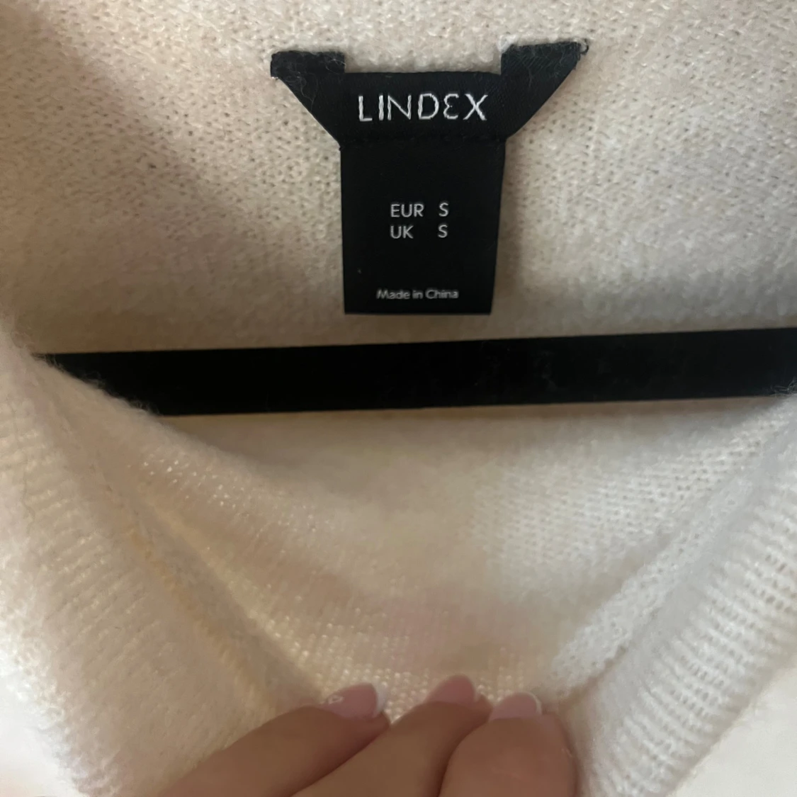 Beige stickad polotröja från Lindex