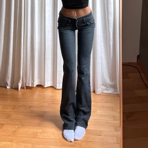 Lågmidjade jeans - Vintage från BikBok, står strl m men passar xs/s⭐️midja 35 innerben 85 jae 165