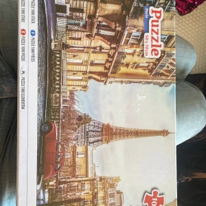 Paris Puzzle 1000 Bitar - Upplev Paris med detta färgstarka 1000-bitars pussel! Motivet visar Eiffeltornet och klassiska parisiska byggnader, perfekt för dig som gillar utmaningar och drömmer om resor. En rolig aktivitet att göra själv eller tillsammans med vänner.