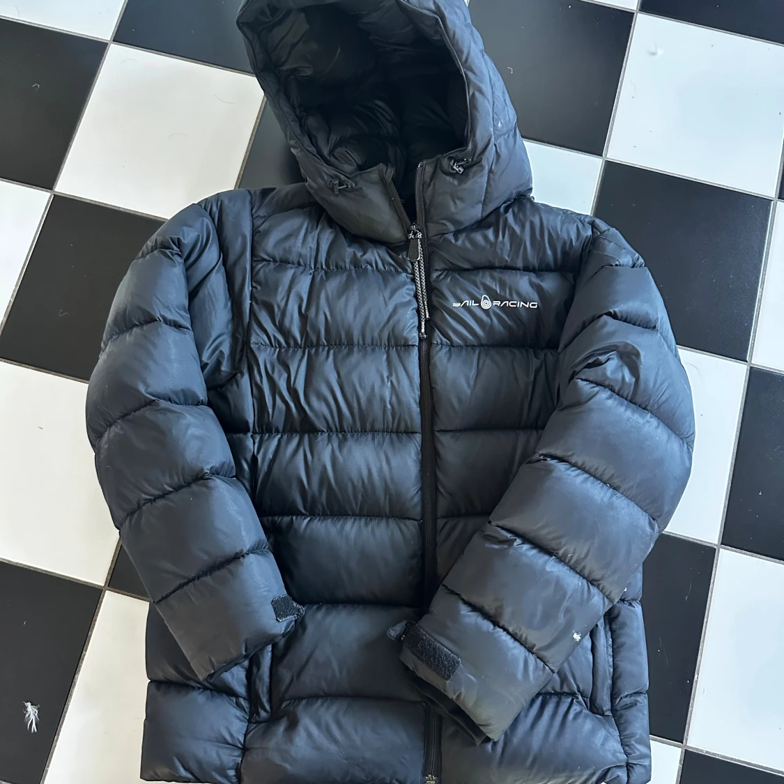 Svart pufferjacka från Sail Racing